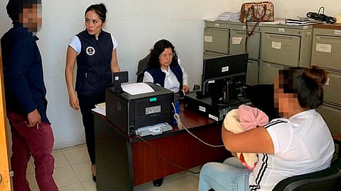 Adrián López dijo que al interior de la institución percibe entre las trabajadoras el ánimo de hacer "su chamba" como todos los días (Foto: Fiscalía General del Estado de Michoacán)