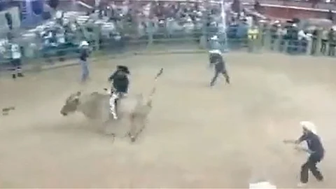 Entre gritos y personas corriendo, fue como termino el espectáculo (Foto: Captura)