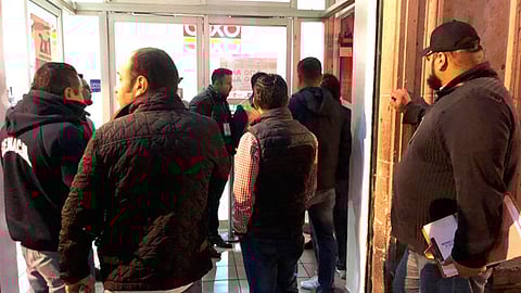 Personal del Ayuntamiento acudió esta noche al establecimiento (Foto Cortesía)
