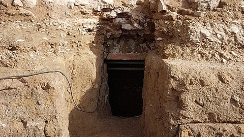 En un “ambiente subterráneo”, cercano al área de la Curia, se descubrió un sarcófago de toba volcánica de 1.40 metros de longitud (Foto Twitter: @ParcoColosseo)