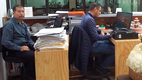 Trabajadores de Tesorería mantienen paro de brazos caídos para exigir bono por Gastos de Ejecución (Foto: Cortesía)