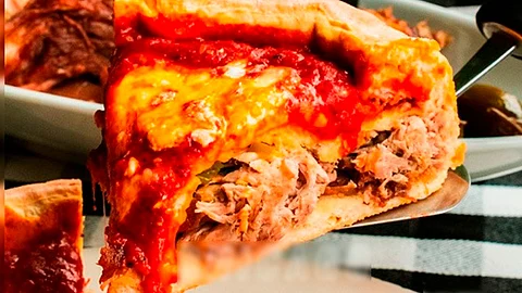 Para preparar la pizza se hace una base dentro de un recipiente en el que se agregan las carnitas, queso y chiles con zanahorias en vinagre (Foto Facebook:
Cocina del Gallo)