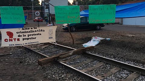 El presidente de AIEMAC informó que desde las 18:10 horas de hoy, se bloqueó la vía del tren en la localidad de Caltzontzin, Municipio de Uruapan, Michoacán (Foto: Cortesía)