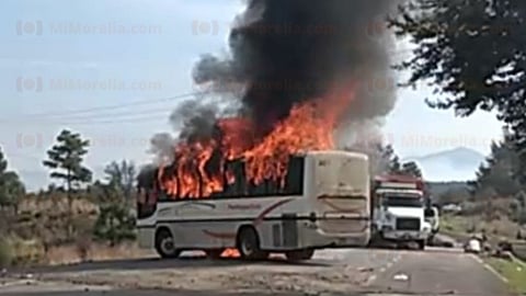 Comuneros mantienen cerrada la carretera y quemaron un autobús (Foto: Red 113)