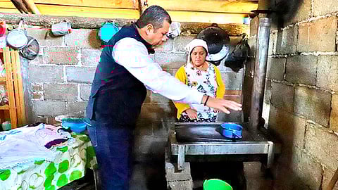 La construcción de estufas sustentables tiene un impacto inmediato en la salud de las familias que utilizan fogones para cocinar, Juan Carlos Barragán (Foto Cortesía)