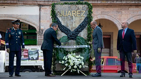 Realizaron una guardia de honor y depositaron una ofrenda floral al pie del busto (Foto: Cortesía)
