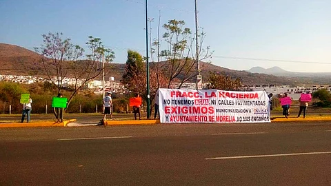 Vecinos de La Hacienda cierran un carril de salida Quiroga