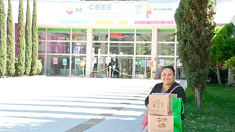 DIF Michoacán entrega apoyos alimentarios a usuarios del CREE