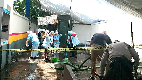 Se llevó a cabo el desazolve de coladeras y se satinizó el lugar para que los usuarios y personal médico aminoren riesgos durante la contingencia (Foto Cortesía)