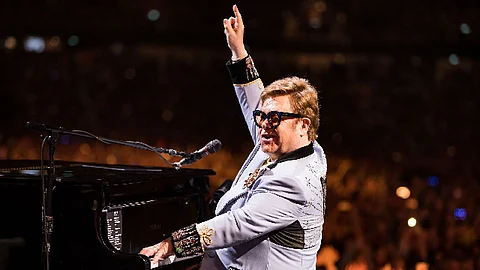 "Disfruta de la música mientras reunimos dinero para los más necesitados" dijo Elton John en su red social (Foto Facebook: Elton John)
