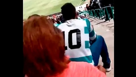 La grabación se llevó a cabo el pasado domingo durante el partido entre Santos y Atlas (Fotograma:YouTube)