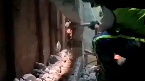 Se presume que la madre de la recién nacida la arrojó entre las paredes y posteriormente se fugó (Foto: captura)