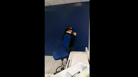 La gerente de la sucursal le pidió al hombre que no use su teléfono dentro del banco (Foto: captura/FB HV Daniel)