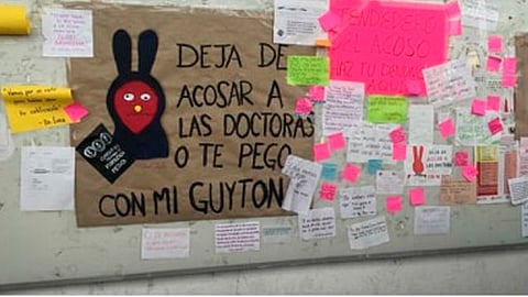 “vamos por un café para hablar de tu calificación”, es una de las tantas frases escritas (Foto: Captura)