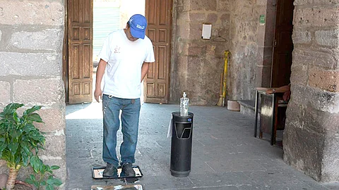 Se han colocado tapetes sanitarios y gel antibacterial en los accesos de todas sus dependencias y oficinas (Foto Cortesía)