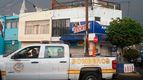 Los bomberos rápidamente atacaron el fuego con chorros de agua a presión (Foto: RED 113)