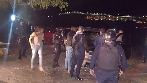 Los policías les pidieron meterse a sus casas y los ciudadanos mostraron una actitud agresiva, por tal motivo fueron llevados a la cárcel preventiva (Foto Facebook: Silvano Aureoles)