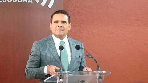 El gobernador pidió a los maestros no abandonar la profesión y continuar con la enseñanza de los estudiantes (Foto Facebook: Silvano Aureoles Conejo)
