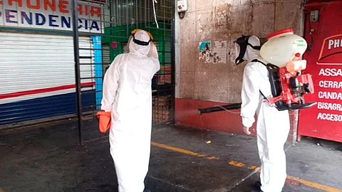 Los comerciantes lavaron a la vez los mercados y plazas (Foto: Cortesía)