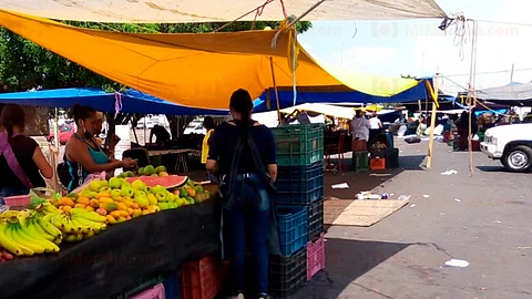 Aún venden productos no esenciales y no usan tapabocas ni emprenden medidas de sana distancia (Foto: Fátima Miranda)