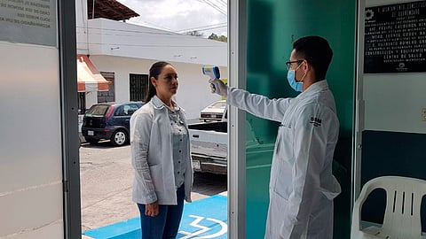 Al igual que se hace con los usuarios de centros de salud y hospitales, a la hora de entrada a su jornada laboral, se les toma la temperatura (Foto: Cortesía)