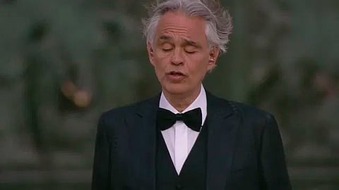 El evento que duró media hora, fue transmitido por las redes sociales del tenor italiano (Foto: captura de video