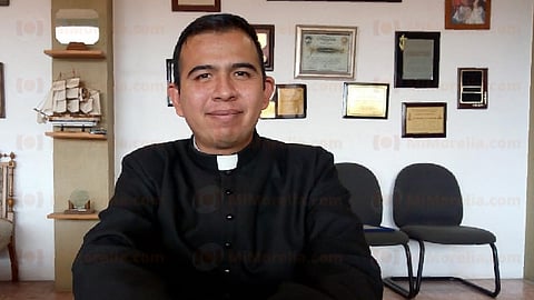 El sacerdote enfatizó que la Línea de la Vida es atendida por gente capacitada, psiquiatras, psicólogos, expertos en el tema (Foto: Sayra Casillas)