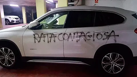 El auto fue vandalizado en el estacionamiento del edificio donde vive (Foto: @PilarHLuc)