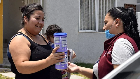 Dicho apoyo consiste en la entrega de dos latas de fórmula láctea a las familias con menores de 6 a 12 meses de edad (Foto: Cortesía)