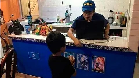 Utilizó una gorra y su computadora para simular ser un empleado del cine (Foto: @karensophiapm)