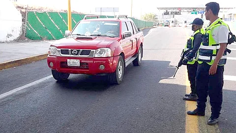 Personal de la Policía Michoacán realiza cuestionarios a quienes transitan por la zona (Foto Cortesía)