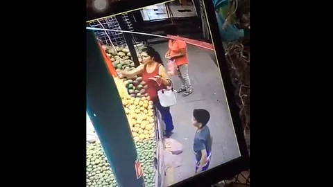 El robo sucedió en el mercado Ignacio López Rayón de Apatzingán (Foto: Captura de pantalla)