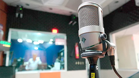 El programa radiofónico se emitirá todos los días en la estación de Candela 90.1, de 20:00 a 21:00 horas (Foto Pixabay)