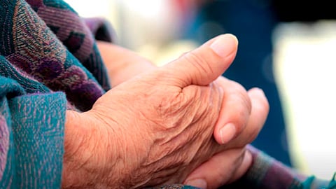 En caso de que algún adulto mayor necesite un medicamento y no tenga quien se lo lleve puede llamar al DIF (Foto: gob.mx)