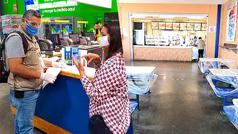 A los encargados de los negocios y personas que ahí laboran, se les orienta sobre la implementación correcta de filtros sanitarios y cloración de agua (Foto Cortesía)