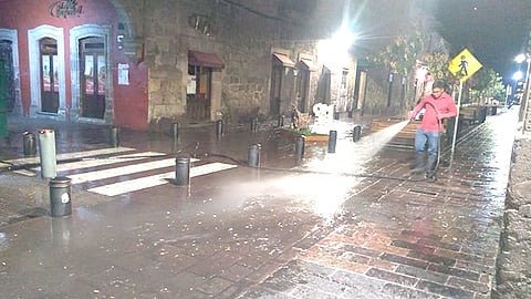 Se talló con jabón papeleras y puntos críticos del área de convivencia diaria de los morelianos (Foto Cortesía)