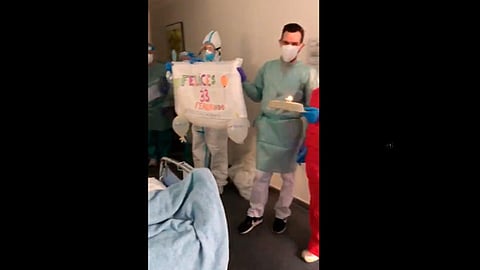 Los médicos también improvisaron un pastel, el cual fabricaron con un cartón y una vela (Foto: captura TW/@SuarezyArenas)