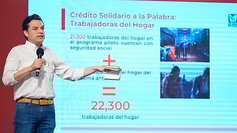 Con motivo del 10 de mayo, el director general del IMSS reconoció el trabajo de médicas, enfermeras y personal de salud que se encuentra atendiendo la emergencia sanitaria (Foto: Cortesía)