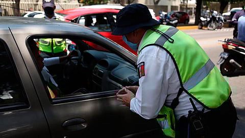 Se abordan principalmente vehículos donde viajaban varios integrantes de familias que no acreditaron el desarrollo de funciones esenciales (Foto: Cortesía)