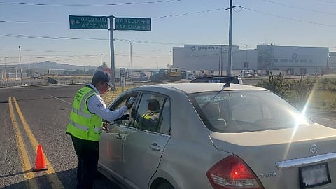 Elementos de la Policía Michoacán reforzaron las labores de proximidad social en el puesto de control instalado en los límites con el estado de Jalisco (Foto: Cortesía)