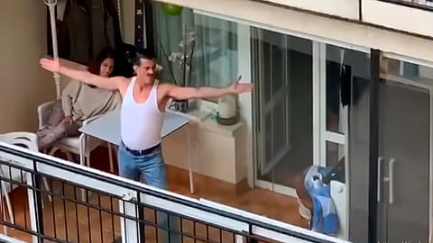 El hombre salió al balcón a cantar la canción “I want to break free” (Foto: fotograma YouTube/Carlos Javier Díaz Ballesta)