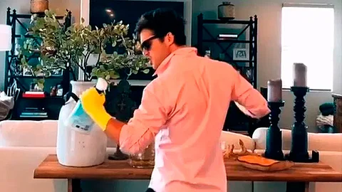 Boneta da vida a Luis Miguel en la serie del cantante (Foto: Captura de pantalla)