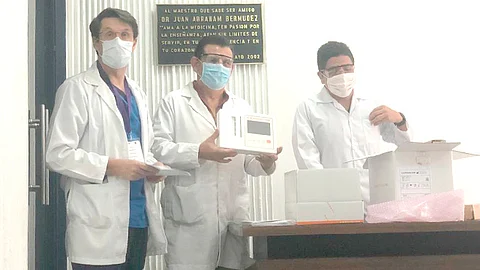 Empresas privadas y asociaciones civiles han entregado insumos, equipos y materiales para contrarrestar los efectos de la pandemia (Foto Cortesía)