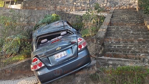 No se sabe qué provocó que el auto cayera del segundo piso de un inmueble donde estaba estacionado(Foto: Red 113)