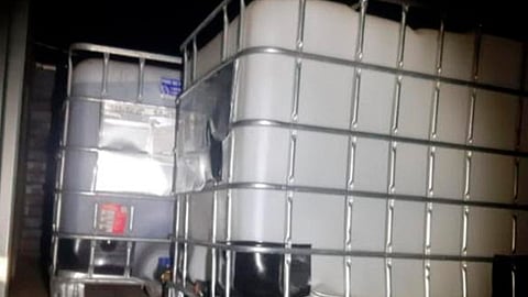 Derivado de patrullajes de vigilancia, fue ubicada una camioneta marca Ford cargada de varios recipientes con hidrocarburo de procedencia ilícita (Foto: Cortesía)