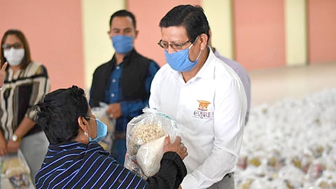 En el Centro de Convenciones en Santa Clara del Cobre, se realizó una entrega simbólica de las despensas (Foto Cortesía)