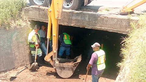 Los trabajos se desarrollaron en el dren situado sobre el libramiento capitalino, a la altura de la entrada a la colonia Fidel Velázquez, sobre la calle Mártires de la Plaza (Foto Cortesía)