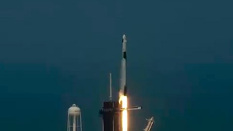 La nave tendrá que acoplarse a la velocidad de la Estación Espacial para que puedan acceder a ella (Foto: captura TW/ @SpaceX)
