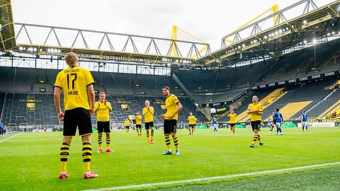 Con sana distancia se festejó el primer gol en el futbol alemán, obra del delantero del Borussia Dortmund, Erling Haaland (Foto Twitter @BVB)