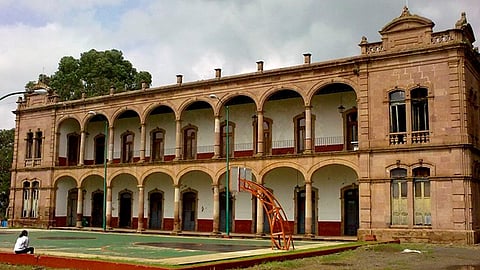 Los estudiantes abrieron el plantel para ingresar el autobús y que al menos 100 jóvenes permanecieran en la institución para realizar protestas (Foto Facebook: Escuela Normal Rural "Vasco de Quiroga" Tiripetio Mich)